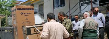 اهدا وسایل به خانواده‌های مددجو در روستای پیشنبور با حضور فرماندار شهرستان