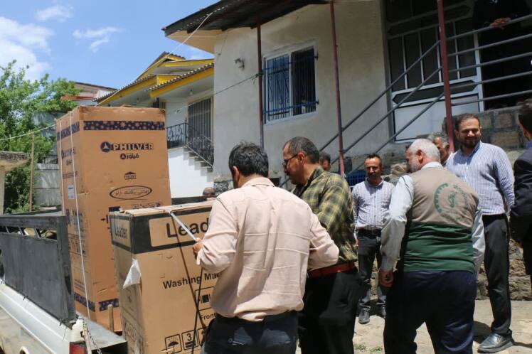 اهدا وسایل به خانواده‌های مددجو در روستای پیشنبور با حضور فرماندار شهرستان